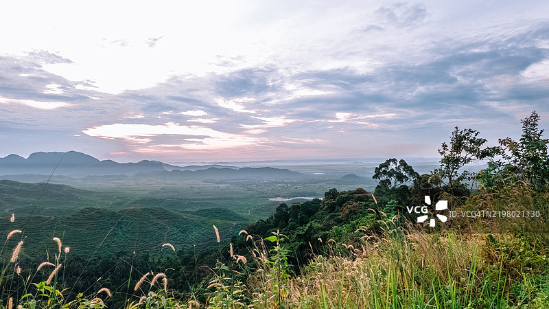 马来西亚玻璃市旺克里安日出时的山脉鸟瞰图图片素材