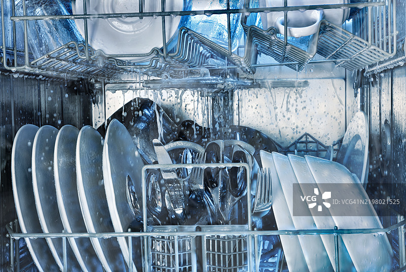 正在运行的洗碗机内部细节图片素材