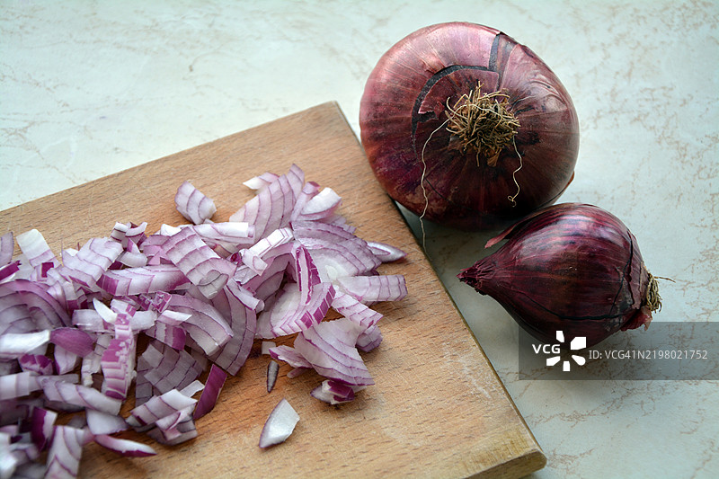 切碎的红洋葱放在木砧板上，保加利亚图片素材