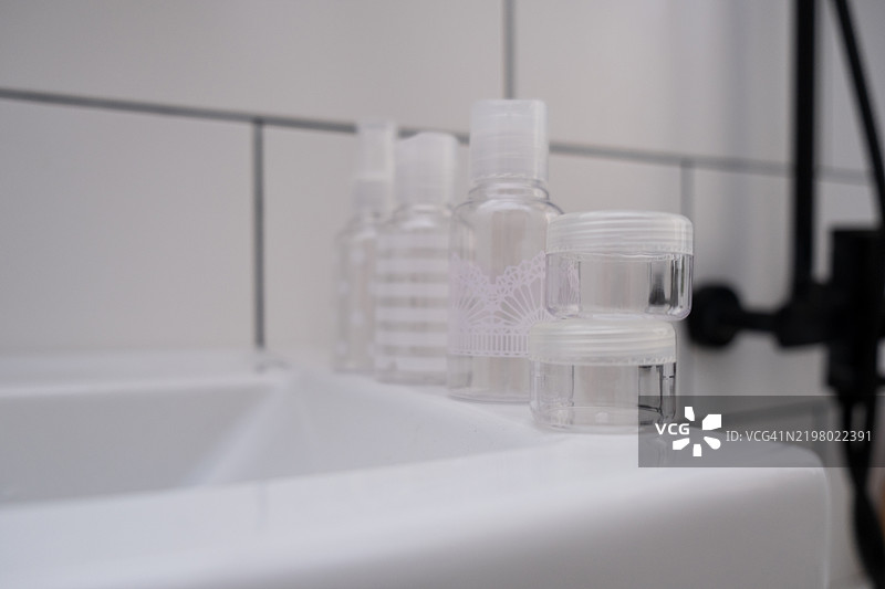 空的迷你旅行瓶装化妆品和护理产品图片素材
