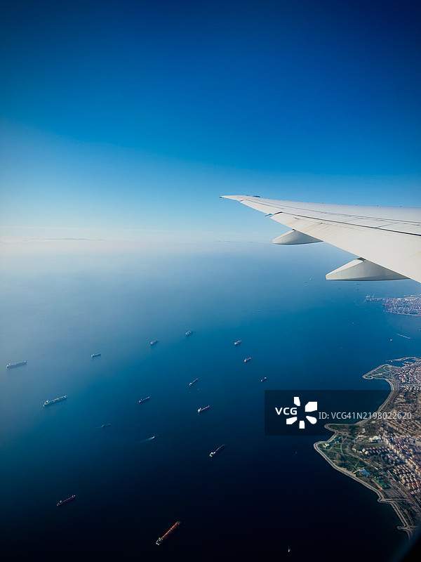 伊斯坦布尔，土耳其，清澈蓝天下的海洋鸟瞰图图片素材