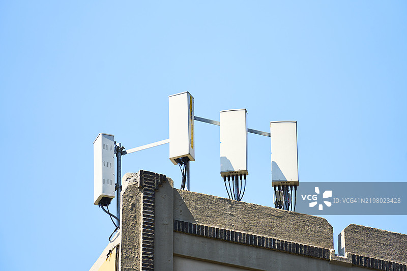 纽约市屋顶上的多个5G天线图片素材