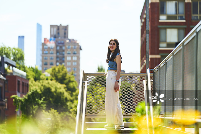 年轻女性在纽约市的高线公园探险图片素材