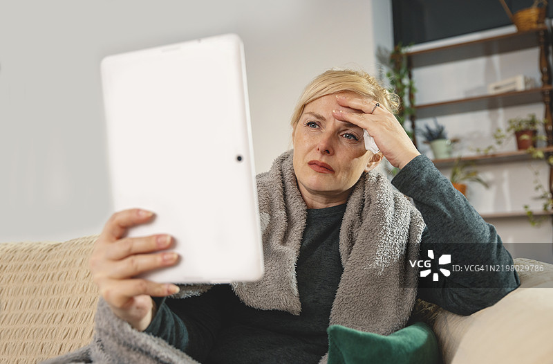 她正在与医生进行视频通话图片素材