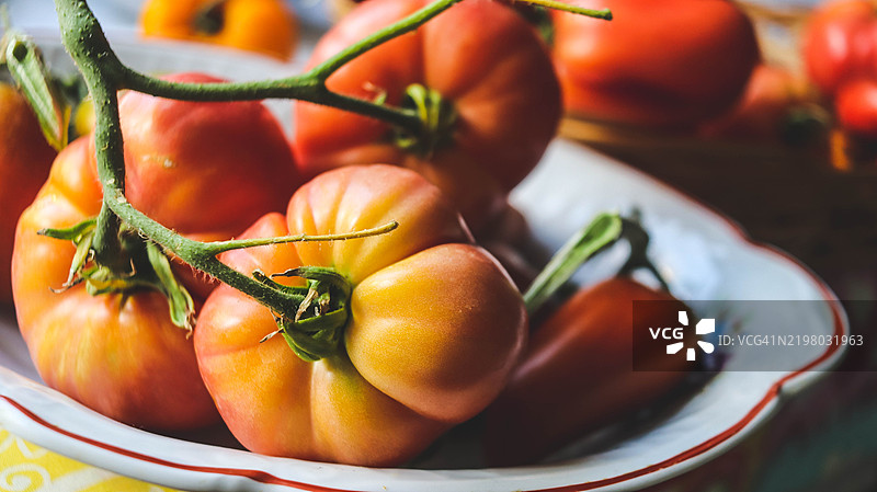 有机番茄的原始形状和颜色特写图片素材
