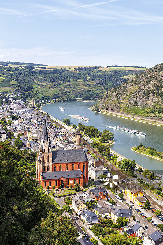 德国欧本维泽尔的莱茵河上，联合国教科文组织世界遗产上中莱茵谷的欧本维泽尔镇图片素材