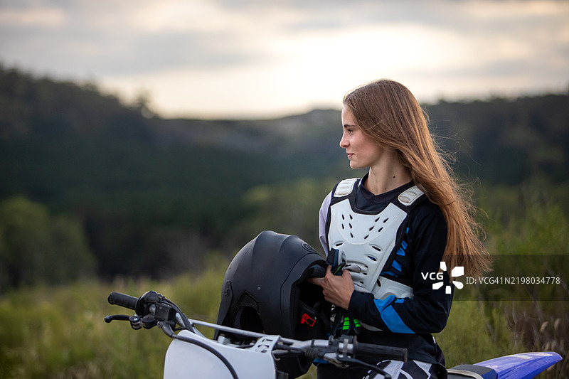 一名青少年女孩练习摩托越野的肖像图片素材