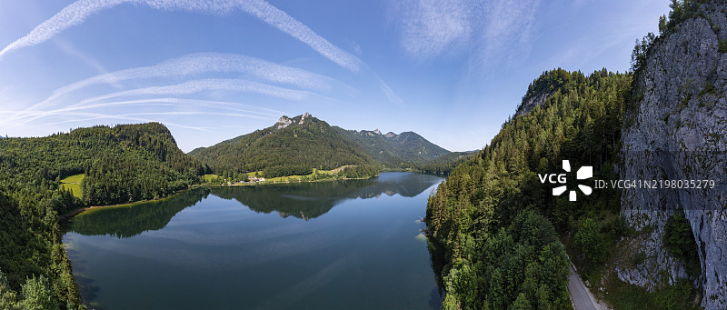 无人机拍摄的图像，位于奥地利萨尔茨堡省的奥斯特霍恩山脉，圣沃尔夫冈附近的施法山脉中的施瓦茨湖。图片素材