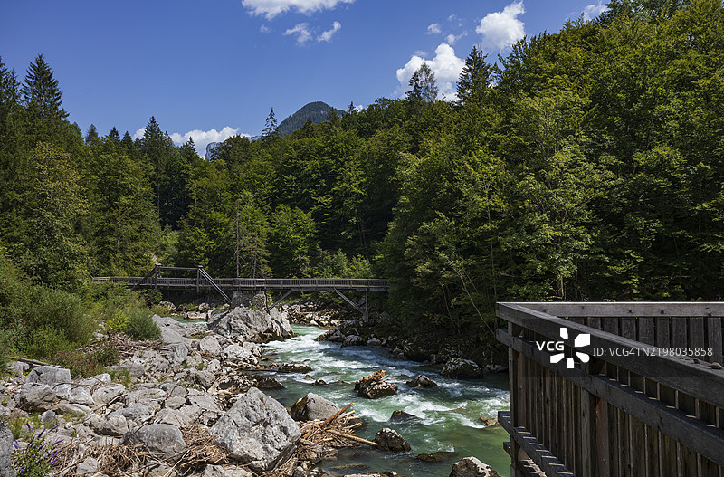 特里夫特小径,德福斯小径,穿越萨阿拉赫河,洛费尔,萨阿拉赫谷,平茨高,萨尔茨堡州,奥地利,欧洲图片素材