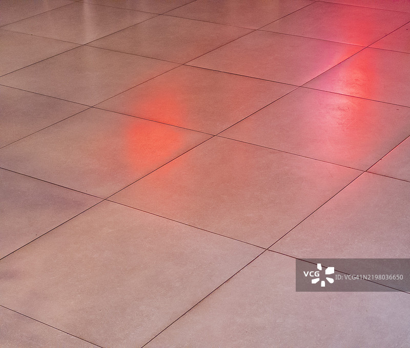 在黄昏的黄金时刻，柔和的光线下，反射在抛光瓷砖上的舞动微妙。图片素材