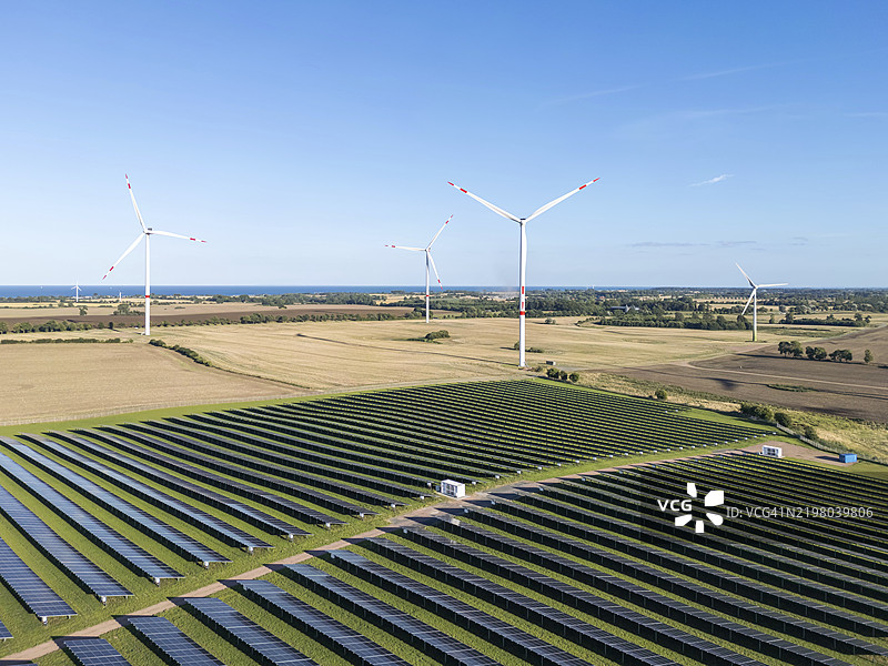 德国海利根哈芬附近的波罗的海风电场和太阳能电池，空中视角展示可再生能源的风力发电。图片素材