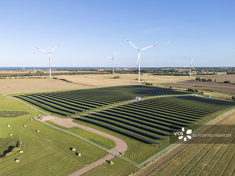 德国海利根哈芬附近的波罗的海风电场和太阳能电池，空中视角展示可再生能源和风能。图片素材