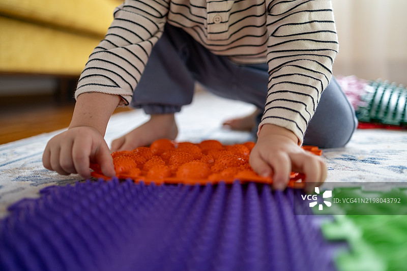 孩子的手放在按摩垫上图片素材