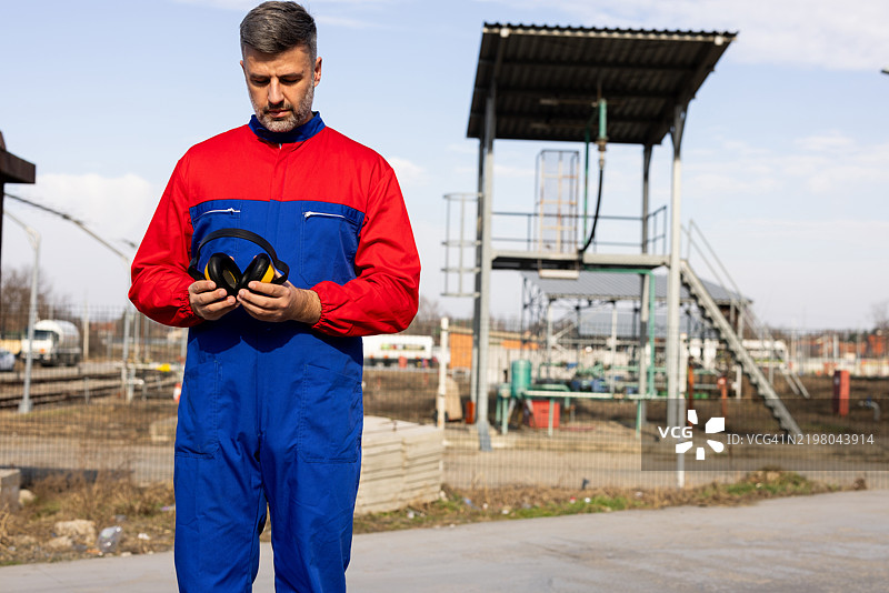 一名热电厂员工正在准备上班图片素材