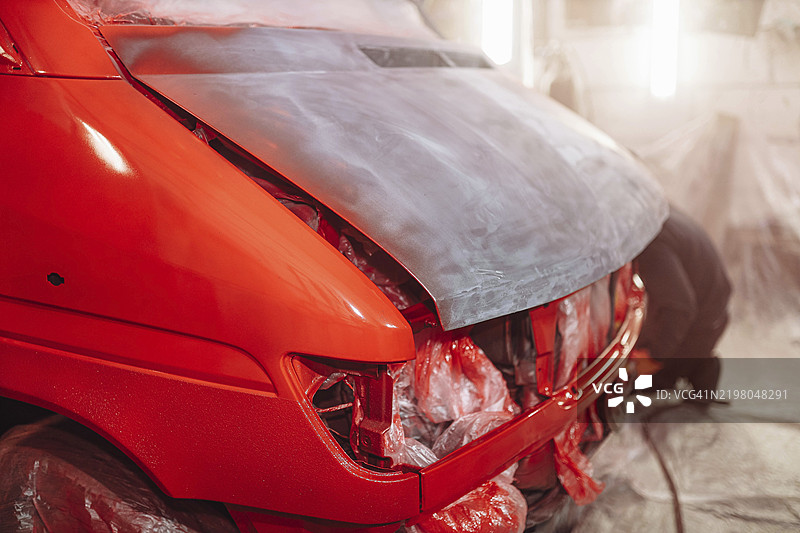 在车间里手动准备的红色面包车特写镜头图片素材