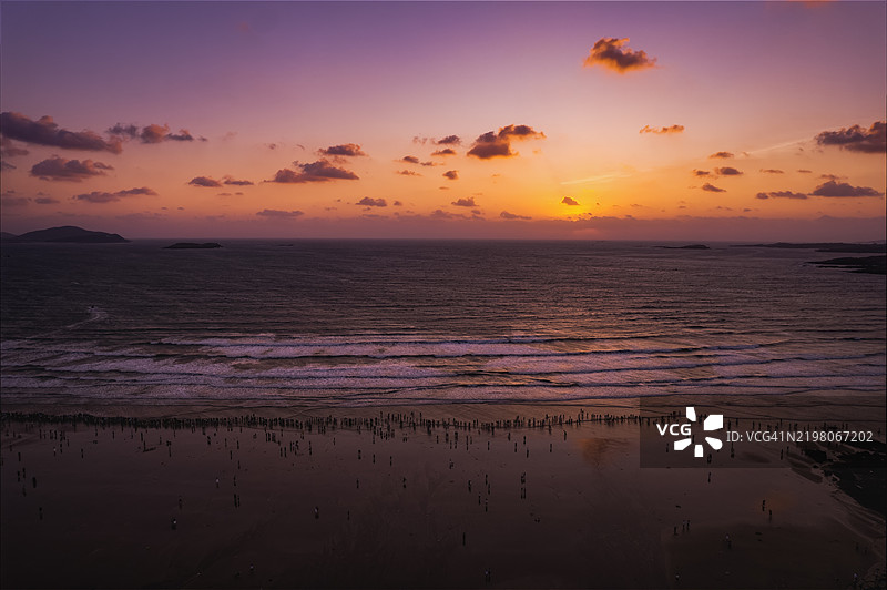 俯瞰海岛沙滩上日出时分的美景图片素材