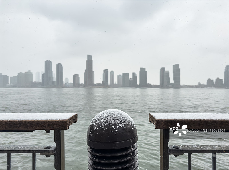 曼哈顿基普斯湾的雪覆盖东河图片素材