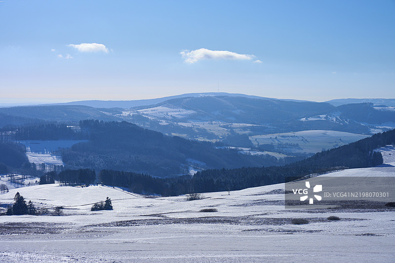 被雪覆盖的山丘，蓝天和云朵，冬季，克劳斯贝格，瓦瑟库佩，格尔斯费尔德，罗恩，黑森，德国，欧洲图片素材