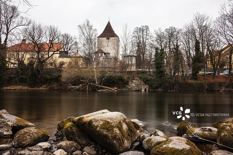 弗赖曼塔姆，位于穆尔河上的中世纪城镇塔，长时间曝光，莱奥本，施蒂利亚，奥地利，欧洲图片素材