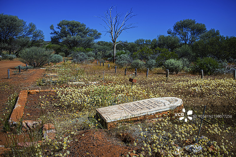 1899年在西澳大利亚的Fields Find金矿发生矿难而遇难的探矿者墓碑，澳大利亚内陆，澳大利亚，澳大拉西亚图片素材