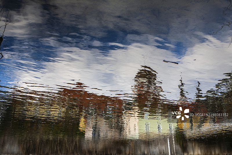 中世纪城镇塔楼，施瓦梅尔塔在穆尔河中的倒影，莱本，施蒂利亚，奥地利，欧洲图片素材