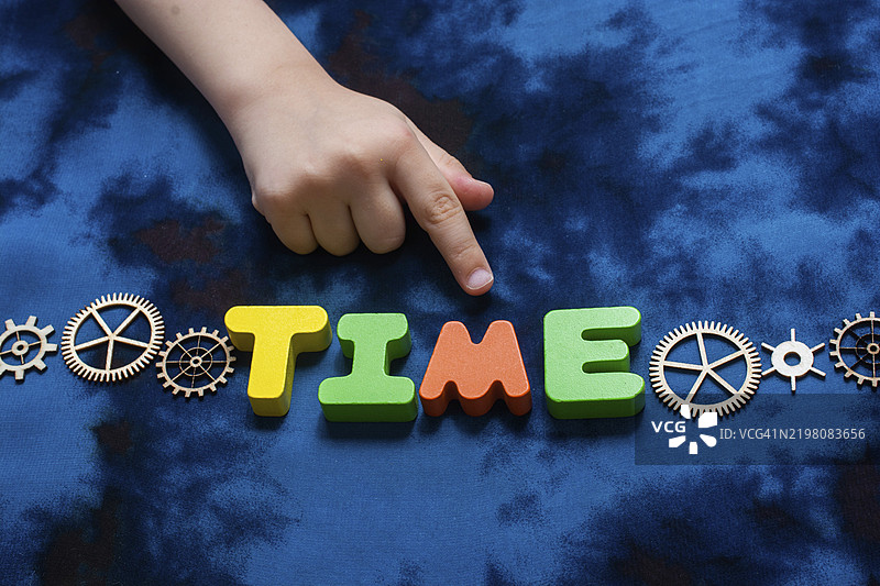 手指指向带齿轮的时间文字图片素材