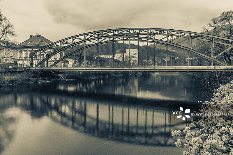 穆尔河上的桥，瓦森桥，长时间曝光，莱奥本，施蒂利亚，奥地利，欧洲图片素材