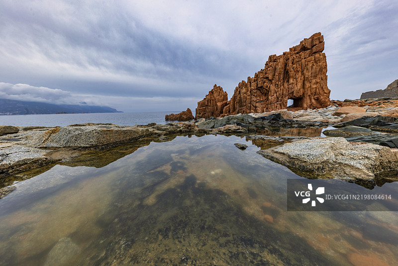 阿尔巴塔克斯的红岩在潮汐池中倒影，意大利撒丁岛奥利亚斯特拉的托尔图利。图片素材