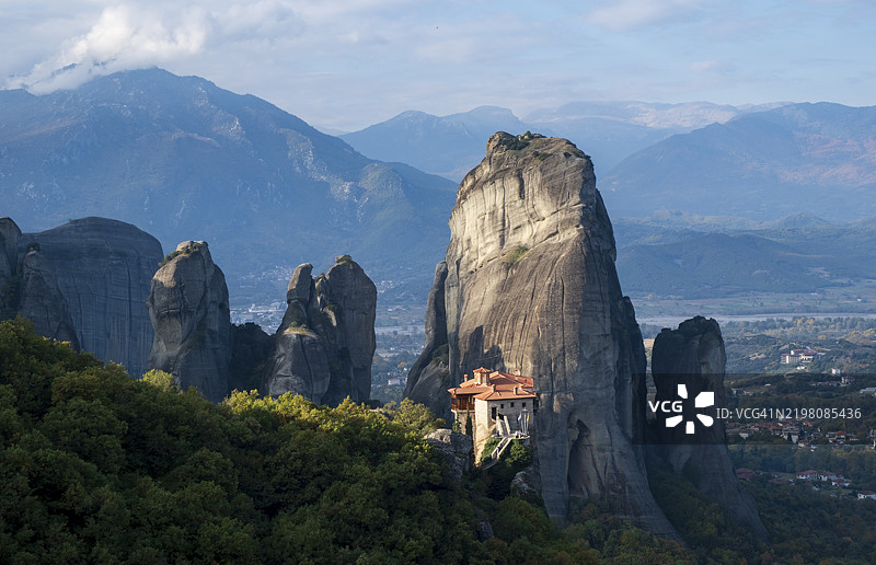 希腊特萨利地区特里卡拉的梅泰奥拉鲁萨诺修道院山顶图片素材