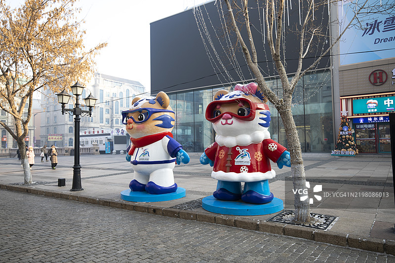 第九届亚洲冬季运动会的吉祥物“冰冰”和“妮妮”图片素材