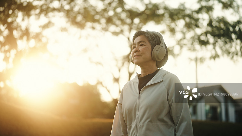 老年女性在公园散步。图片素材