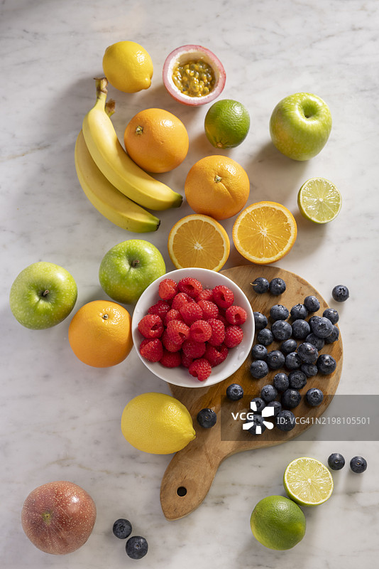 大理石背景上各种新鲜水果的俯视图。图片素材