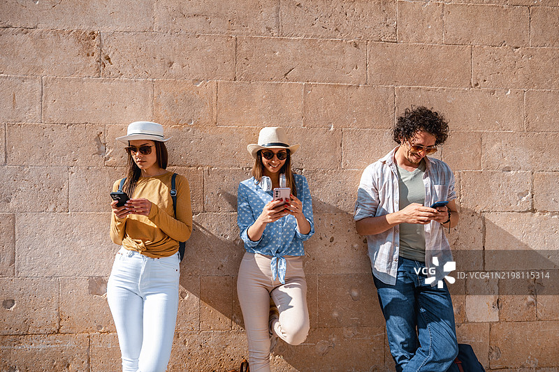 年轻人在杜布罗夫尼克使用智能手机图片素材