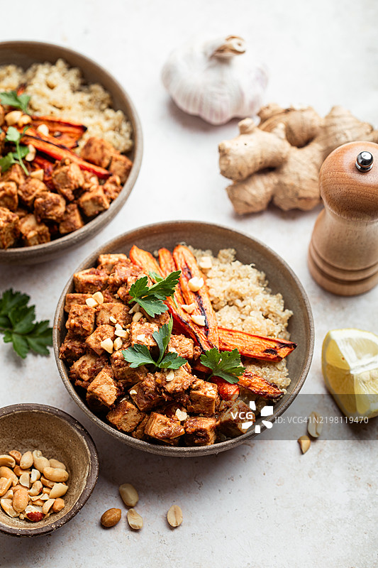 自制午餐：藜麦、烤胡萝卜、腌制豆腐配花生和酱油图片素材