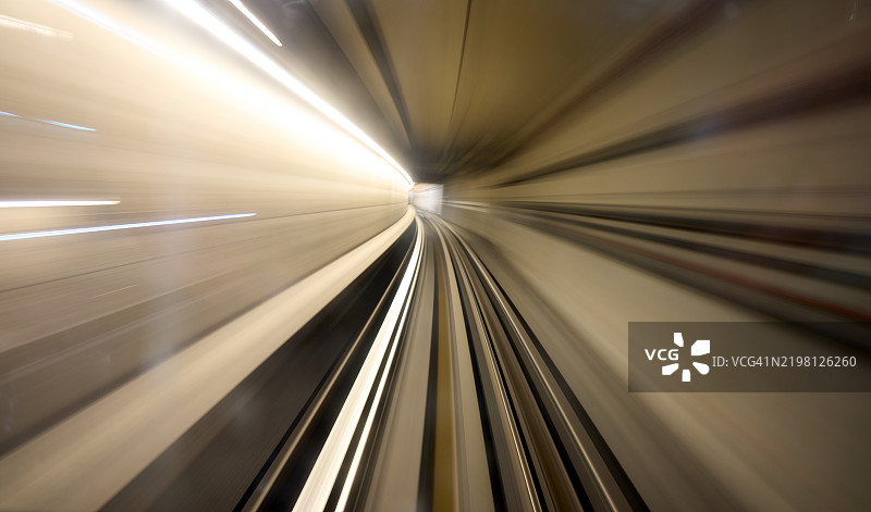 长时间曝光的地铁隧道图片素材