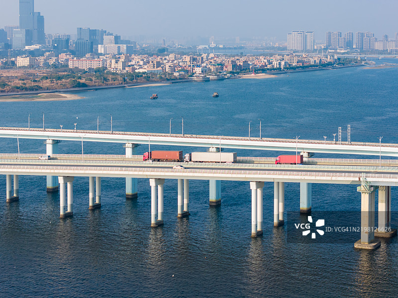 卡车在跨海公路上行驶图片素材