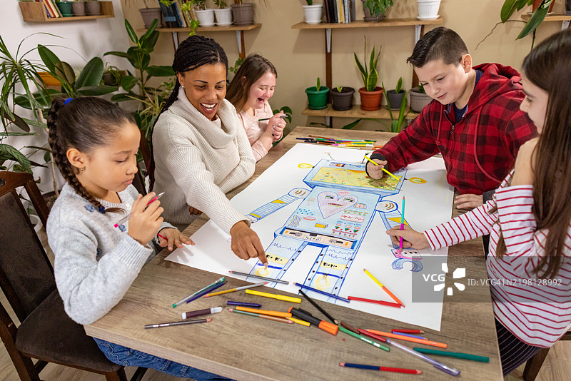 一位教师激发STEM领域的创造力图片素材