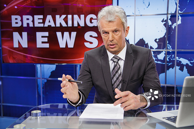 突发新闻资深男性主播图片素材