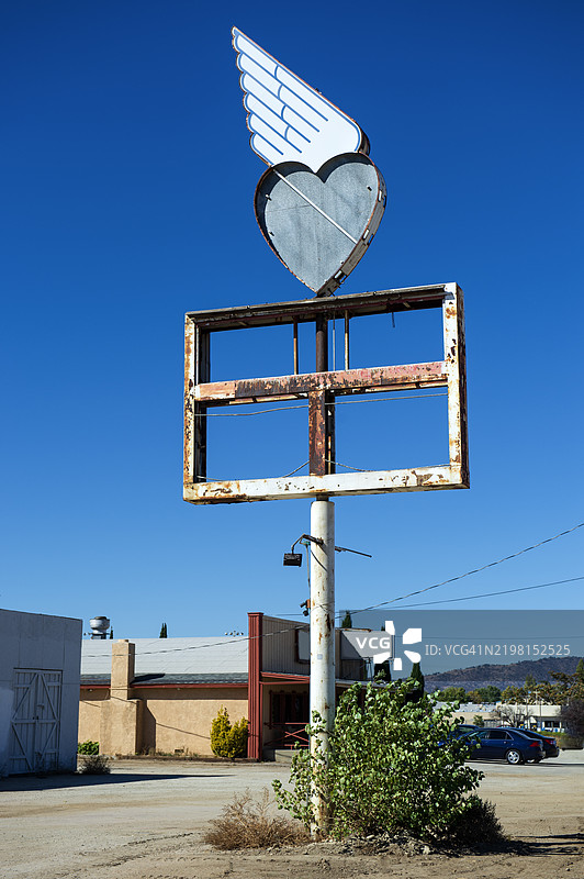 特哈查皮的废弃加油站标志图片素材