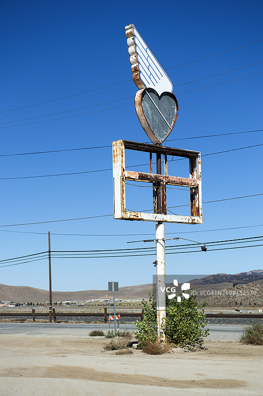 特哈查比的废弃加油站标志图片素材