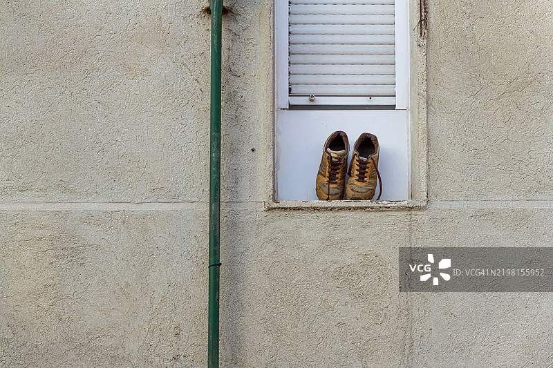 窗台上的靴子图片素材
