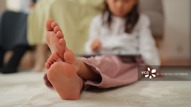 一个小孩正在使用平板电脑学习图片素材