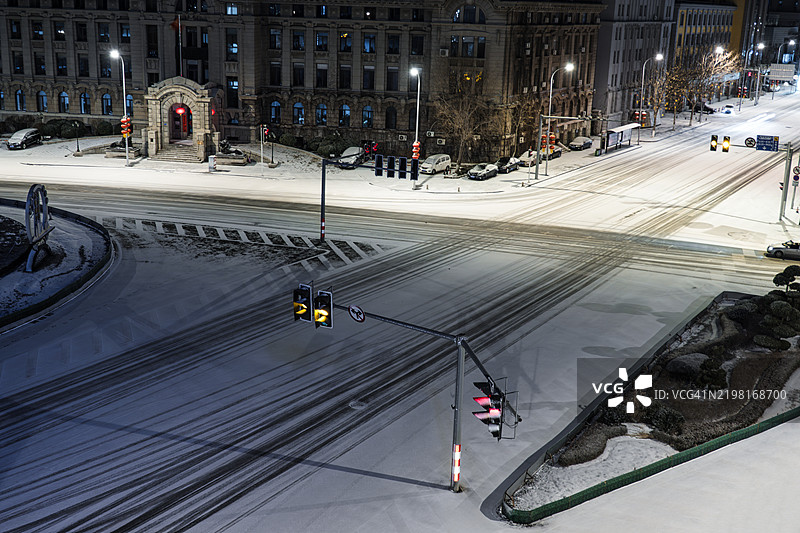 夜晚下雪后的空旷城市街道图片素材