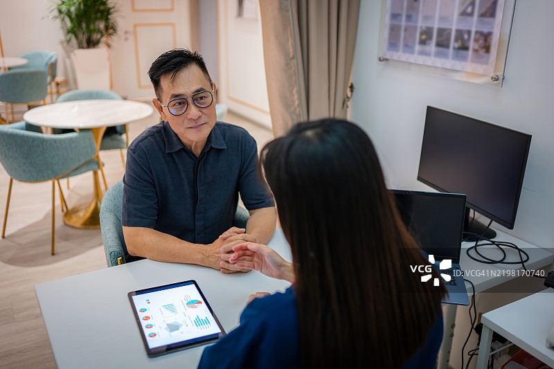 个性化护理：医生与患者讨论健康数据图片素材