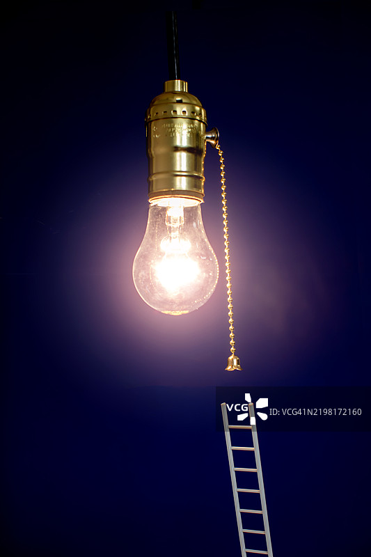 创新概念 - 梯子通向灯泡图片素材