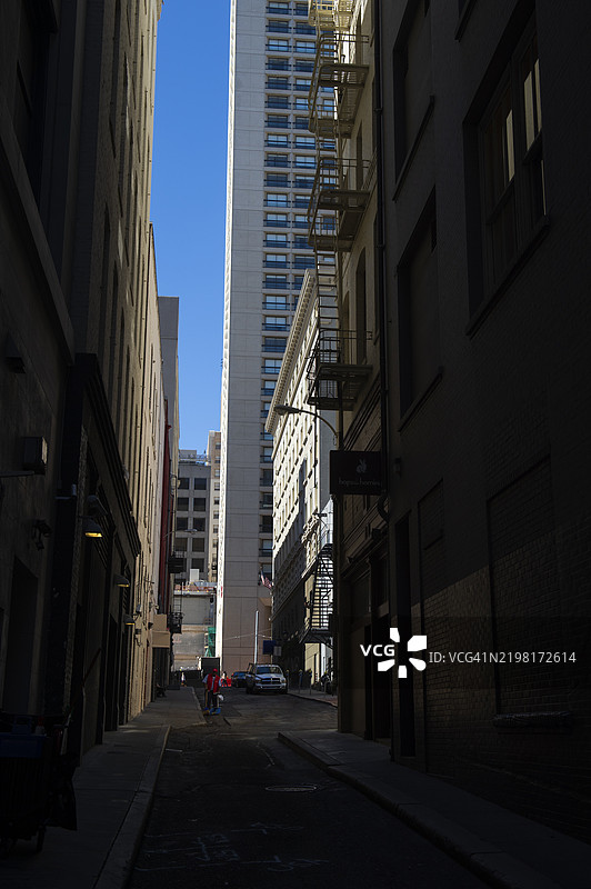 旧金山市中心的人们在街道上清洁。图片素材