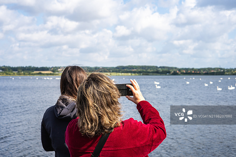 在丹麦湖捕捉风景如画的景色图片素材