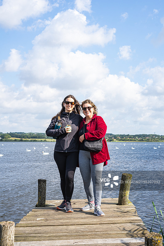 在丹麦享受风景如画的湖边散步图片素材