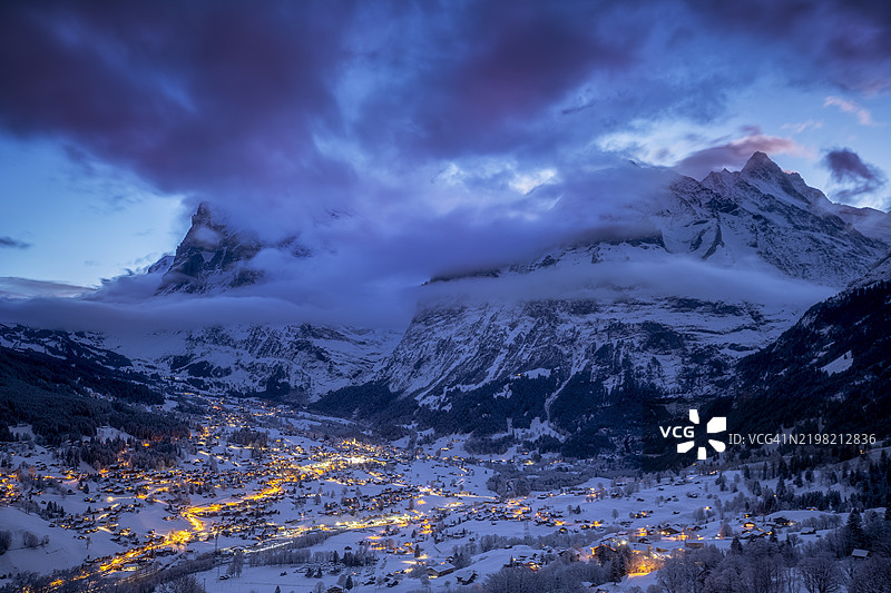 格林德瓦村和艾格峰在黄昏时分，瑞士图片素材