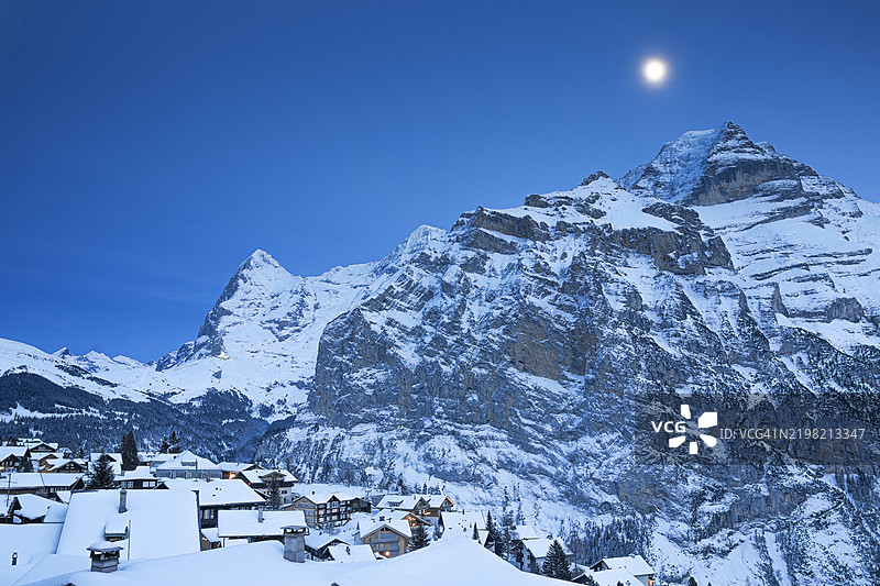 瑞士穆伦村与艾格峰在黄昏时分的月光下图片素材